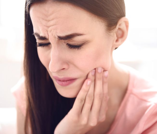 woman experiencing jaw pain